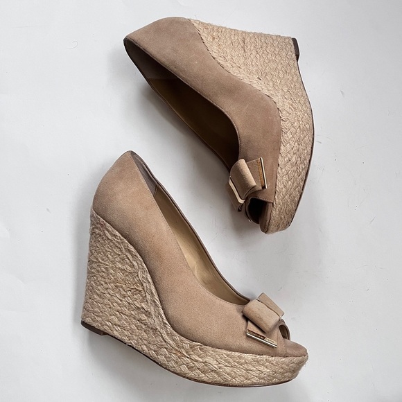 Michael Kors Wedge Sandals Tan Suede Meg Bow Peep Toe Espadrilles Size 9 - Picture 2 of 10